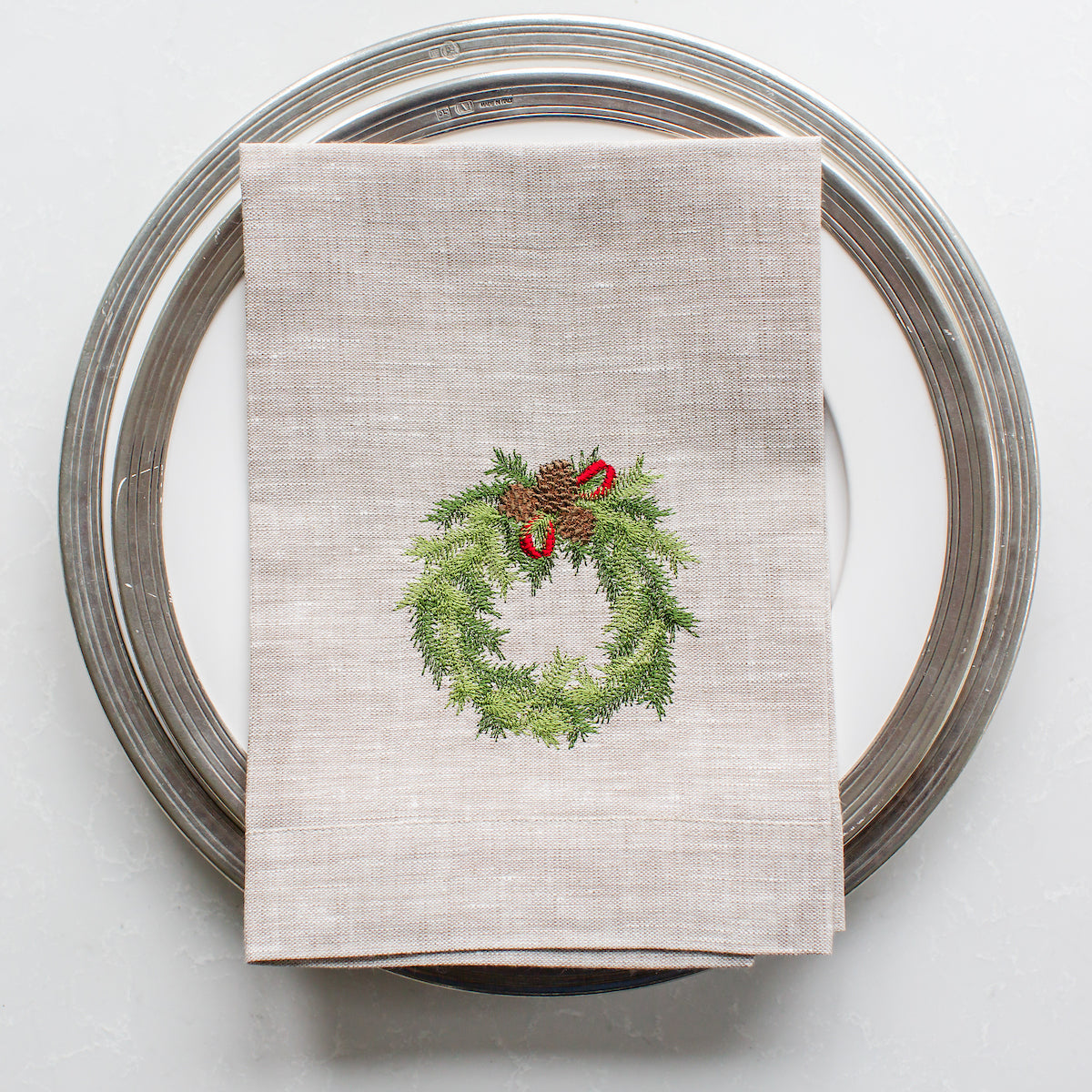 http://www.arteitalica.com/cdn/shop/files/FT259JuniperWreathtrifoldnapkin.jpg?v=1700594503